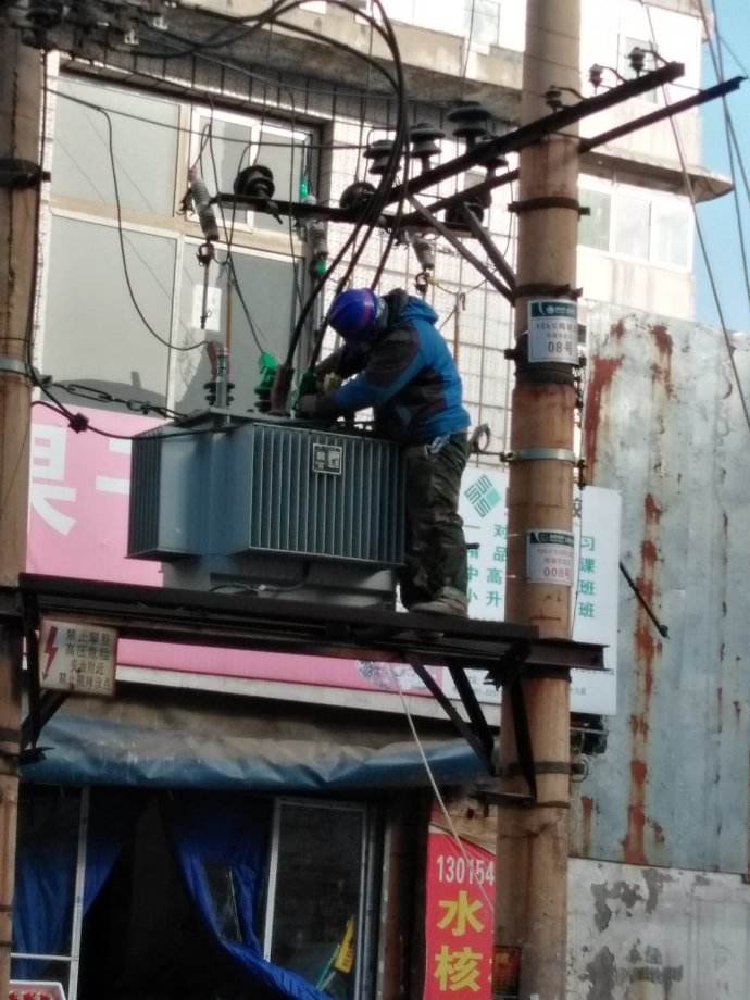 正在冒著酷暑來進行維修干式變壓器 正在冒著酷暑來進行維修干式變壓器